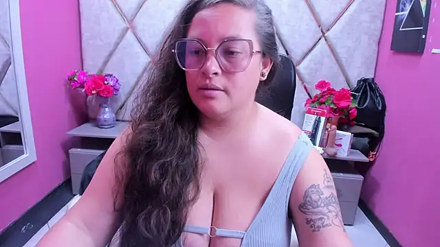 Snapshot of SaraThomso chatting on November 2025 02:19:01 PM SaraThomso online show from November 2025 02:19:01 PM