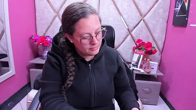 Snapshot of SaraThomso chatting on November 2025 01:47:02 PM SaraThomso online show from November 2025 01:47:02 PM