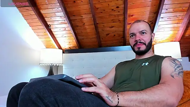 Snapshot of Tom_Bailey chatting on September 2025 12:16:02 PM Tom Bailey online show from September 2025 12:16:02 PM