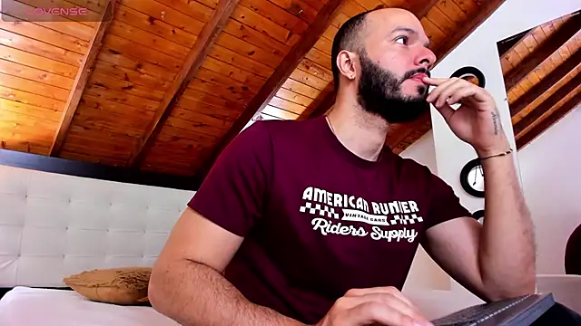 Snapshot of Tom_Bailey chatting on November 2025 12:37:02 PM Tom Bailey online show from November 2025 12:37:02 PM