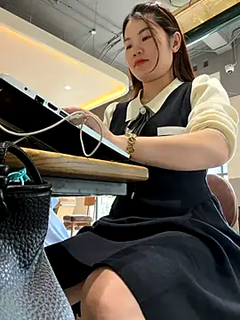 Snapshot of Emily_9xx chatting on November 2025 05:33:01 AM Emily 9xx online show from November 2025 05:33:01 AM