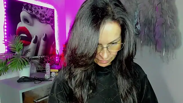 Snapshot of HelenLuxx chatting on April 2026 05:33:02 AM HelenLuxx online show from April 2026 05:33:02 AM