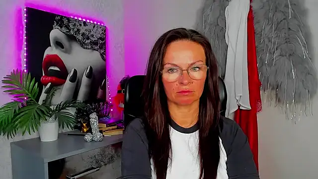 Snapshot of HelenLuxx chatting on June 2026 03:33:01 PM HelenLuxx online show from June 2026 03:33:01 PM