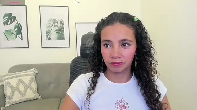 Snapshot of leslyflorez chatting on February 2025 09:05:02 PM leslyflorez online show from February 2025 09:05:02 PM