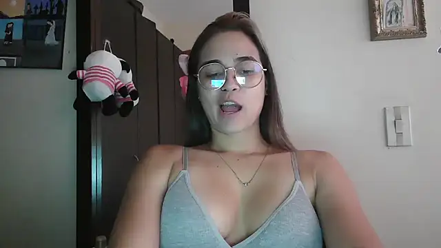 Snapshot of trianabell chatting on May 2026 04:16:01 PM trianabell online show from May 2026 04:16:01 PM