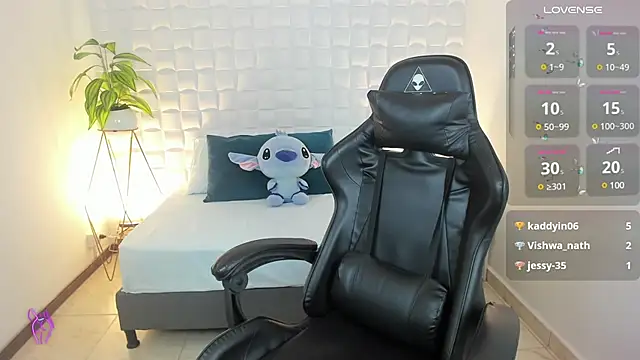 Snapshot of abril_71 chatting on January 2025 03:32:01 PM abril 71 online show from January 2025 03:32:01 PM