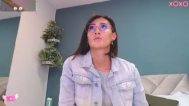 Snapshot of SharisWillian chatting on October 2025 03:47:02 AM SharisWillian online show from October 2025 03:47:02 AM