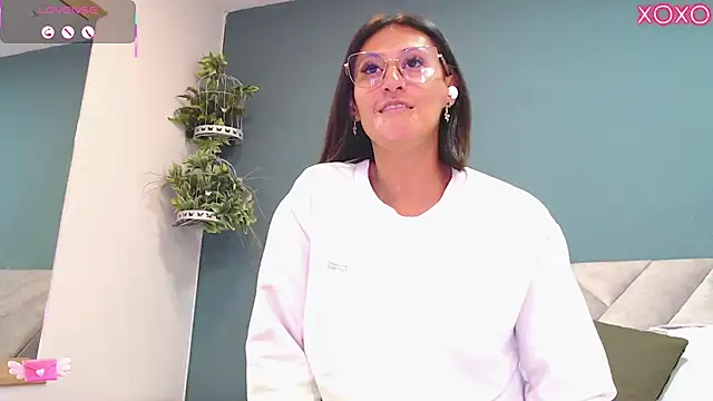 Snapshot of SharisWillian chatting on October 2025 04:05:01 AM SharisWillian online show from October 2025 04:05:01 AM