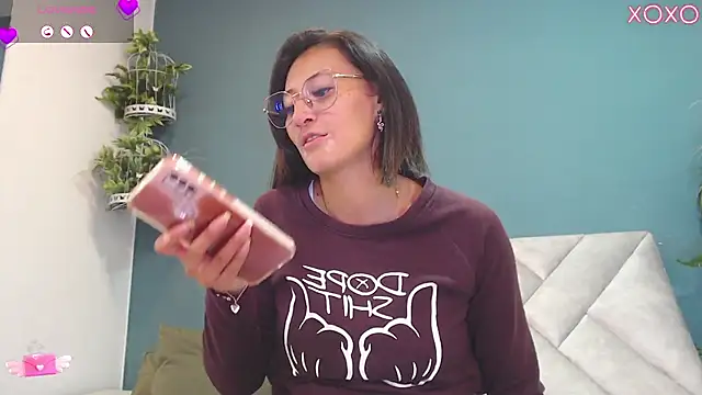 Snapshot of SharisWillian chatting on October 2025 04:14:01 AM SharisWillian online show from October 2025 04:14:01 AM