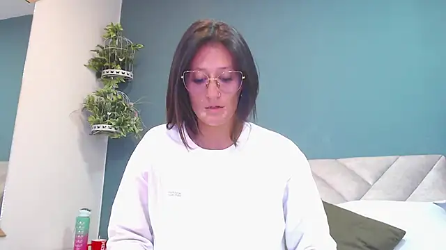 Snapshot of SharisWillian chatting on November 2025 04:01:02 AM SharisWillian online show from November 2025 04:01:02 AM