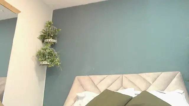 Snapshot of SharisWillian chatting on November 2025 02:20:01 AM SharisWillian online show from November 2025 02:20:01 AM