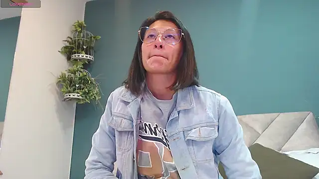 Snapshot of SharisWillian chatting on November 2025 03:41:01 AM SharisWillian online show from November 2025 03:41:01 AM