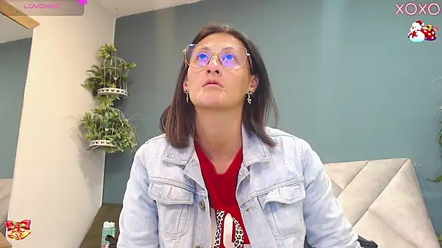 Snapshot of SharisWillian chatting on November 2025 03:31:01 AM SharisWillian online show from November 2025 03:31:01 AM