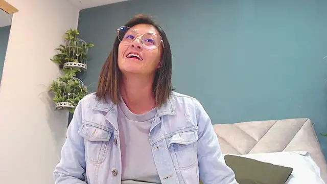 Snapshot of SharisWillian chatting on December 2025 03:33:01 AM SharisWillian online show from December 2025 03:33:01 AM