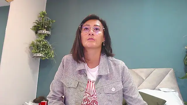 Snapshot of SharisWillian chatting on December 2025 03:47:01 AM SharisWillian online show from December 2025 03:47:01 AM