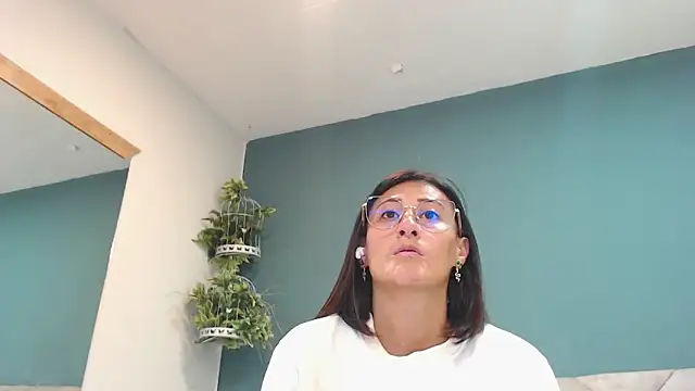 Snapshot of SharisWillian chatting on December 2025 03:49:02 AM SharisWillian online show from December 2025 03:49:02 AM