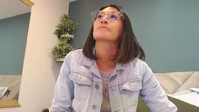 Snapshot of SharisWillian chatting on December 2025 03:44:02 AM SharisWillian online show from December 2025 03:44:02 AM