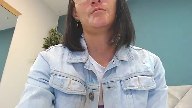 Snapshot of SharisWillian chatting on May 2026 03:59:02 AM SharisWillian online show from May 2026 03:59:02 AM