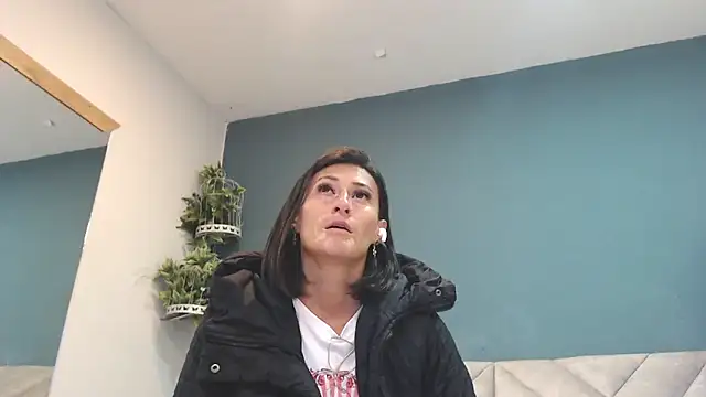 Snapshot of SharisWillian chatting on May 2026 03:46:02 AM SharisWillian online show from May 2026 03:46:02 AM