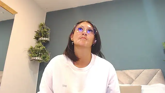 Snapshot of SharisWillian chatting on May 2026 02:51:02 AM SharisWillian online show from May 2026 02:51:02 AM