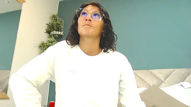 Snapshot of SharisWillian chatting on May 2026 03:34:02 AM SharisWillian online show from May 2026 03:34:02 AM