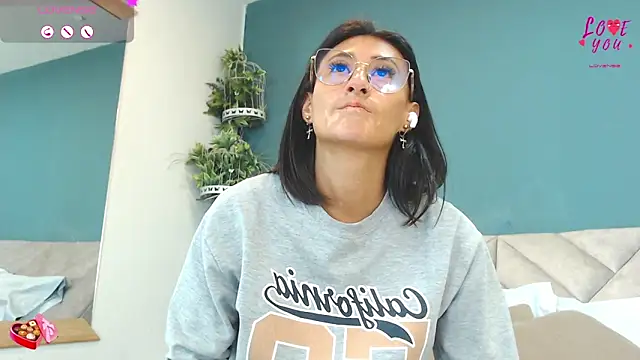 Snapshot of SharisWillian chatting on May 2026 03:45:02 AM SharisWillian online show from May 2026 03:45:02 AM