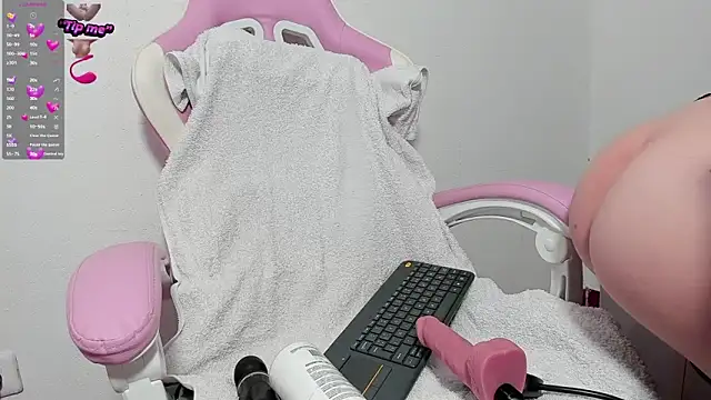 Snapshot of blondeb201 chatting on March 2025 08:43:02 PM blondeb201 online show from March 2025 08:43:02 PM