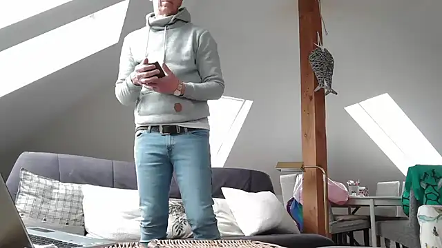 maxmueller321 online show from April 2026 08:04:01 AM