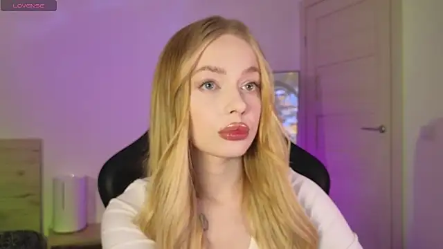 Snapshot of _MayShy_ chatting on March 2025 07:05:01 PM  MayShy  online show from March 2025 07:05:01 PM