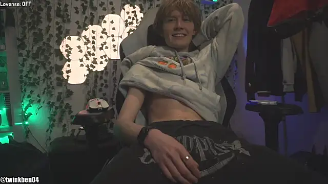 Snapshot of twinkben chatting on December 2025 12:38:02 AM twinkben online show from December 2025 12:38:02 AM