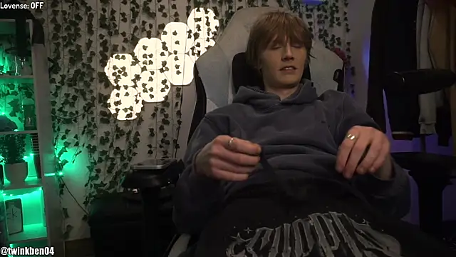 Snapshot of twinkben chatting on December 2025 09:08:01 PM twinkben online show from December 2025 09:08:01 PM