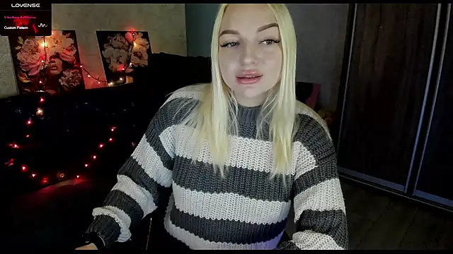 Snapshot of Stella__Cox chatting on October 2025 06:13:02 AM Stella Cox online show from October 2025 06:13:02 AM