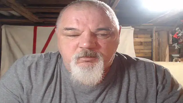 Newfiesausage1972 online show from February 2026 09:23:02 AM