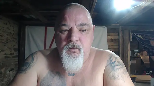 Newfiesausage1972 online show from March 2026 07:15:01 AM