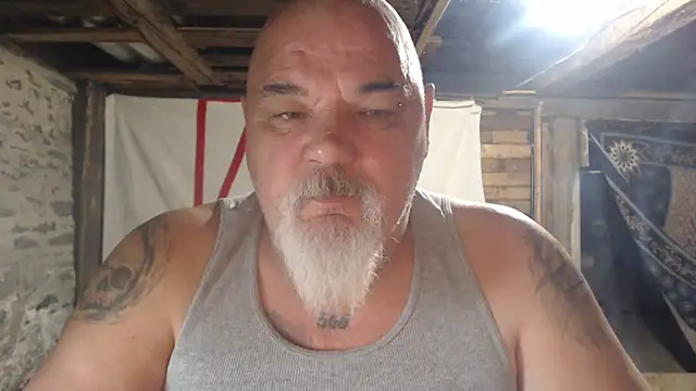 Newfiesausage1972 online show from April 2026 07:55:02 AM