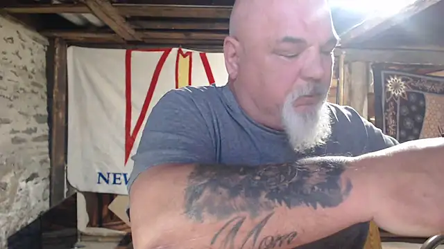 Newfiesausage1972 online show from May 2026 10:44:02 AM