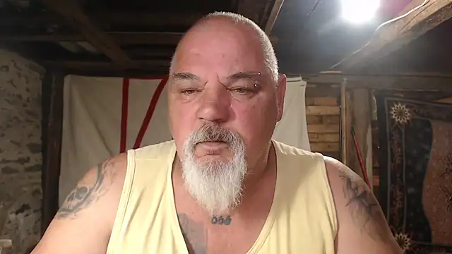 Newfiesausage1972 online show from May 2026 11:03:02 AM