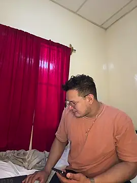 Snapshot of LATIN010 chatting on December 2025 05:40:02 PM LATIN010 online show from December 2025 05:40:02 PM