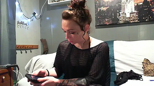 Snapshot of Genevieve143 chatting on February 2025 08:38:01 AM Genevieve143 online show from February 2025 08:38:01 AM