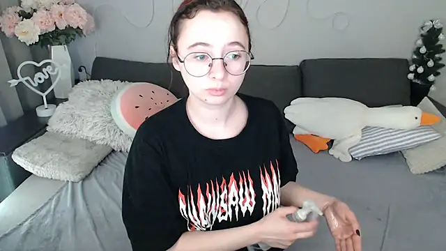 Mini Diva online show from April 2026 08:26:02 AM