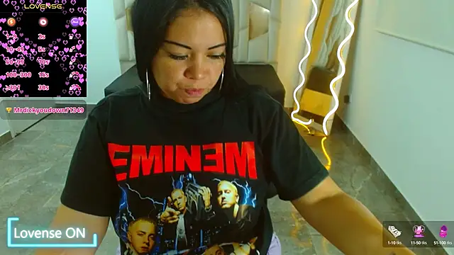 Snapshot of martinna_tay chatting on January 2025 07:10:02 AM martinna tay online show from January 2025 07:10:02 AM