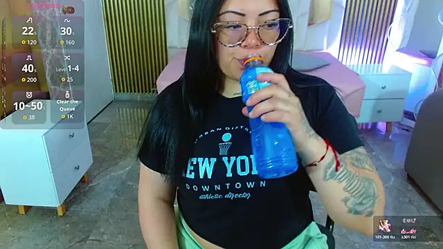 Snapshot of martinna_tay chatting on November 2025 03:27:02 AM martinna tay online show from November 2025 03:27:02 AM