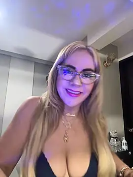 Snapshot of LARIANA_RIVERA23 chatting on October 2025 04:24:02 AM LARIANA RIVERA23 online show from October 2025 04:24:02 AM