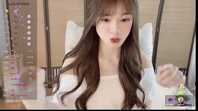 Snapshot of Yuuuuuly chatting on December 2024 03:28:02 PM Yuuuuuly online show from December 2024 03:28:02 PM