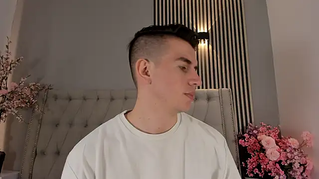 MikaelSlow online show from December 2025 07:41:01 PM