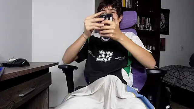 alex connorr online show from November 2025 04:00:01 AM