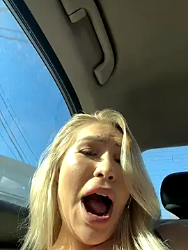 Snapshot of DreamPussyy chatting on October 2025 05:37:01 AM DreamPussyy online show from October 2025 05:37:01 AM