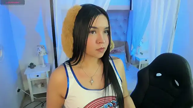 Hanna  Becker  online show from December 2025 03:33:01 AM