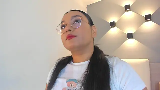 Snapshot of ellamontoya chatting on October 2025 12:01:02 PM ellamontoya online show from October 2025 12:01:02 PM