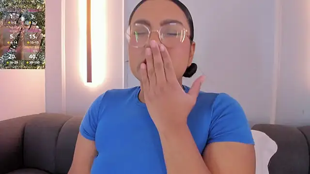 Snapshot of ellamontoya chatting on November 2025 01:10:02 PM ellamontoya online show from November 2025 01:10:02 PM